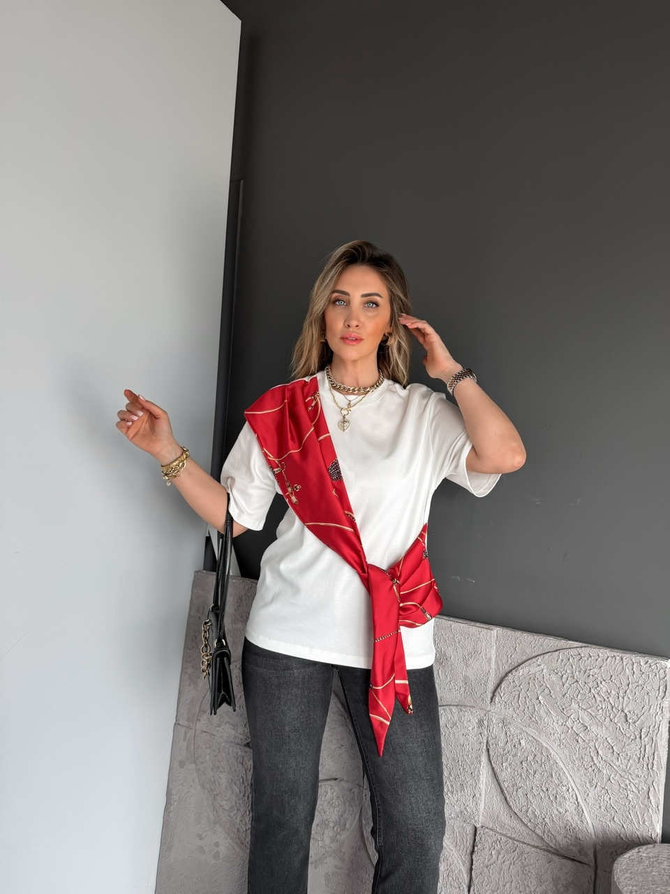 Kırmızı Fular Bağlamalı Tshirt