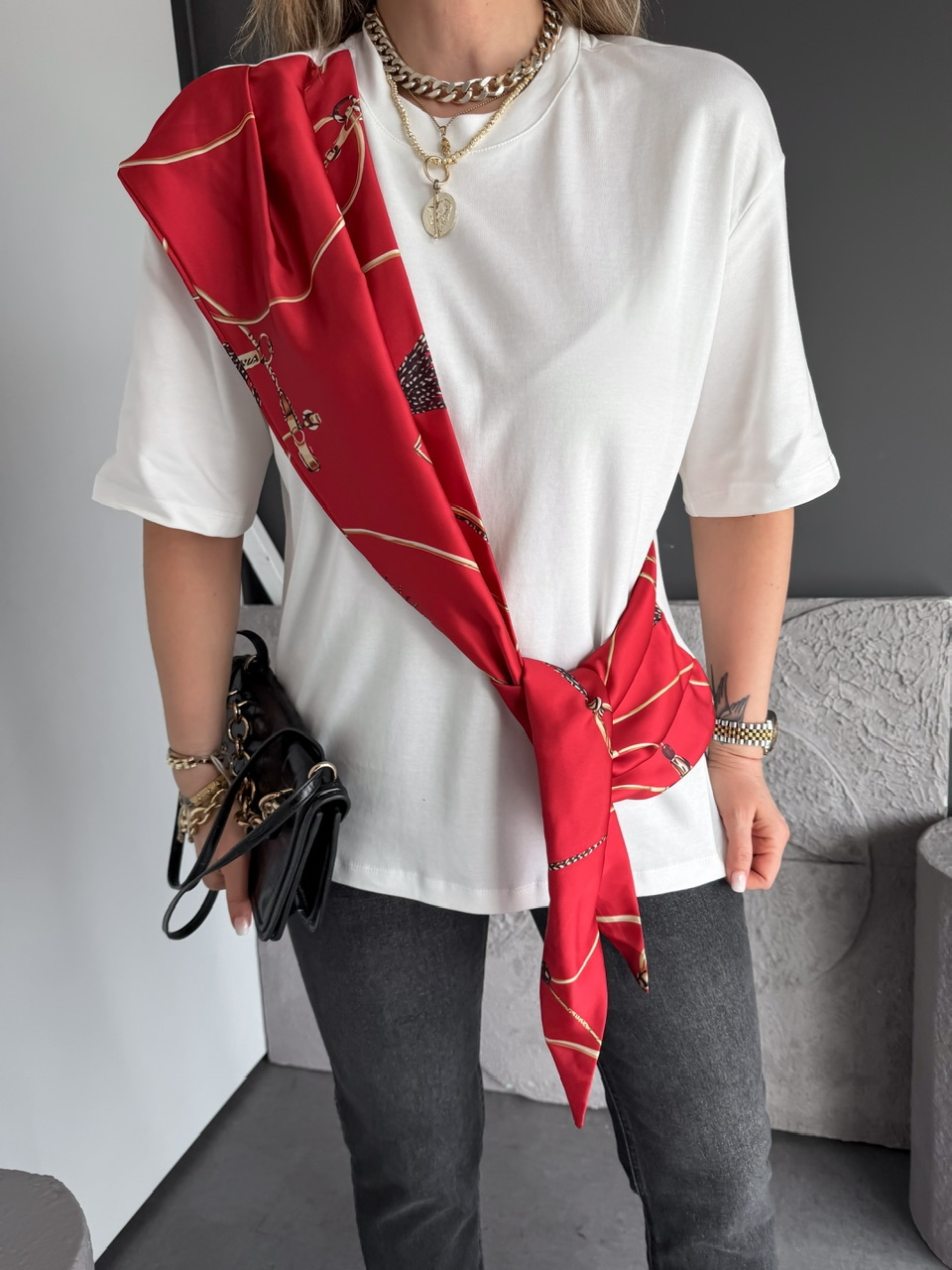 Kırmızı Fular Bağlamalı Tshirt