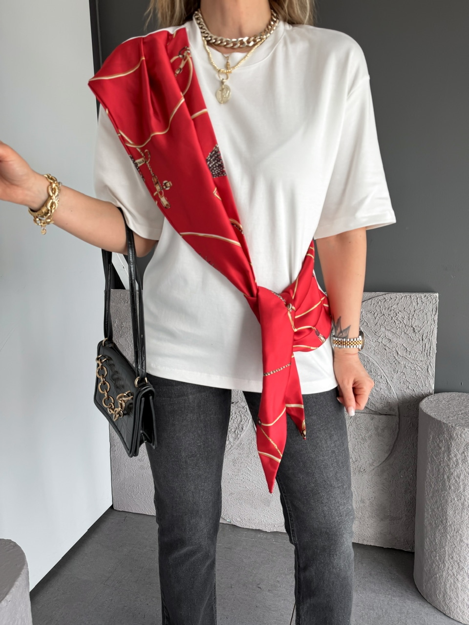 Kırmızı Fular Bağlamalı Tshirt
