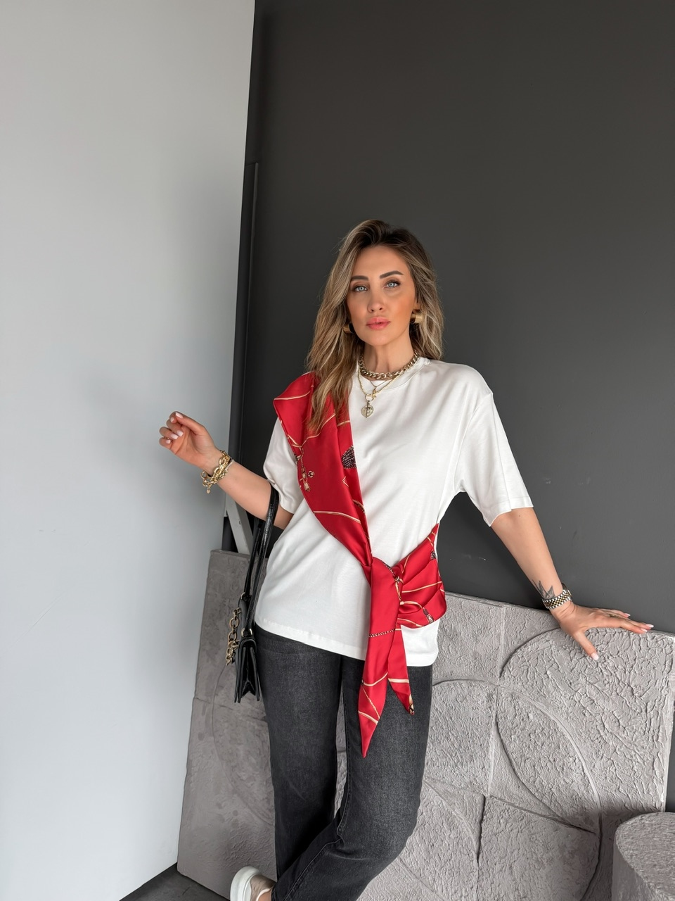 Kırmızı Fular Bağlamalı Tshirt