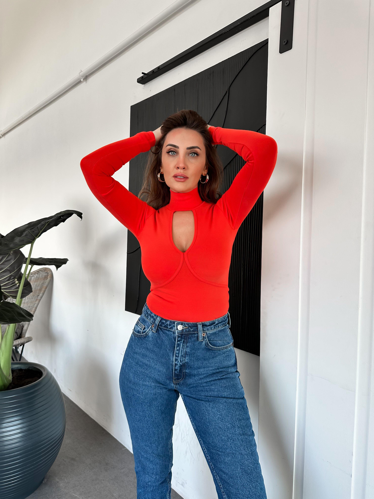 Kırmızı Pencere Detaylı Bluz