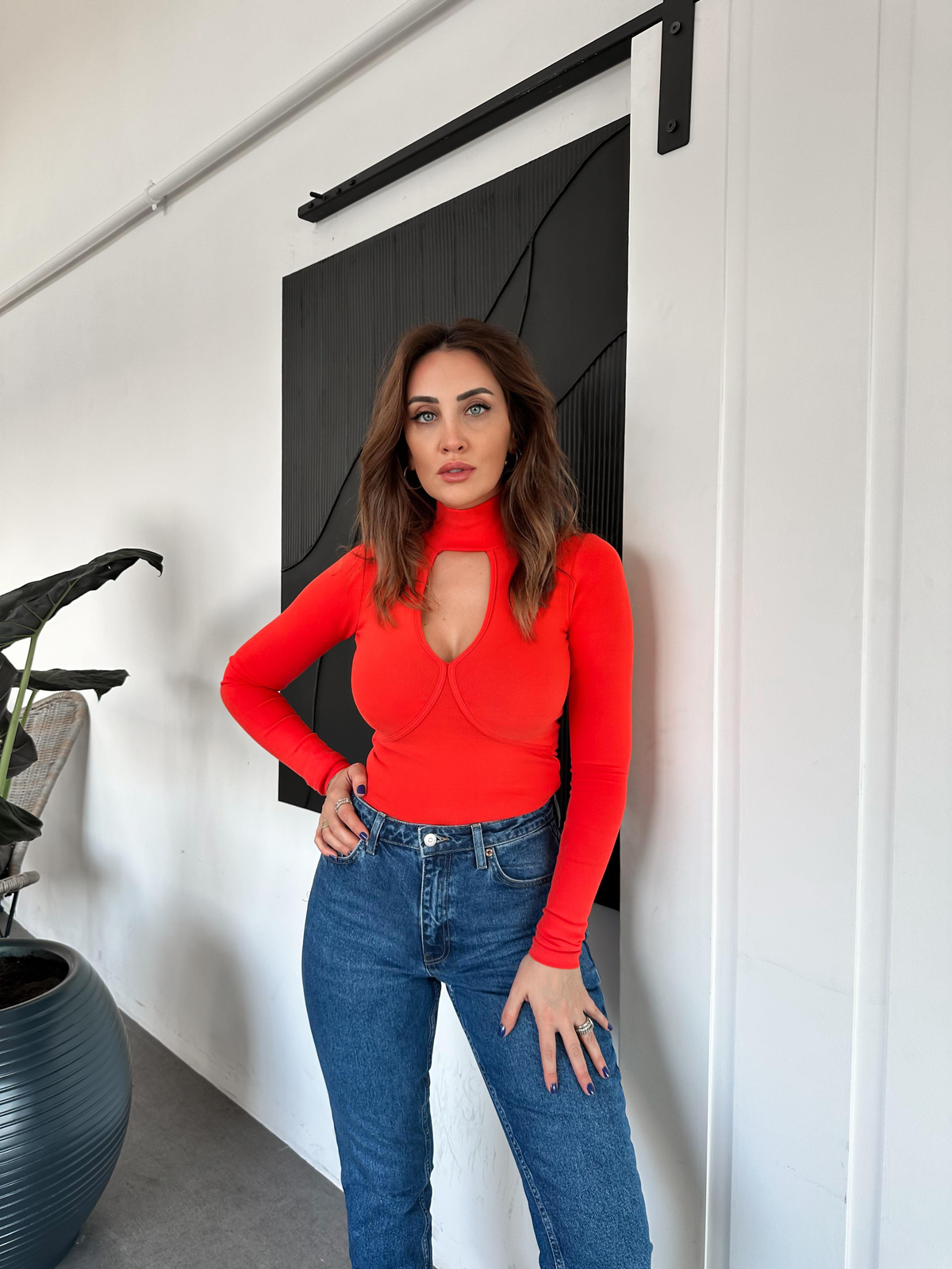 Kırmızı Pencere Detaylı Bluz