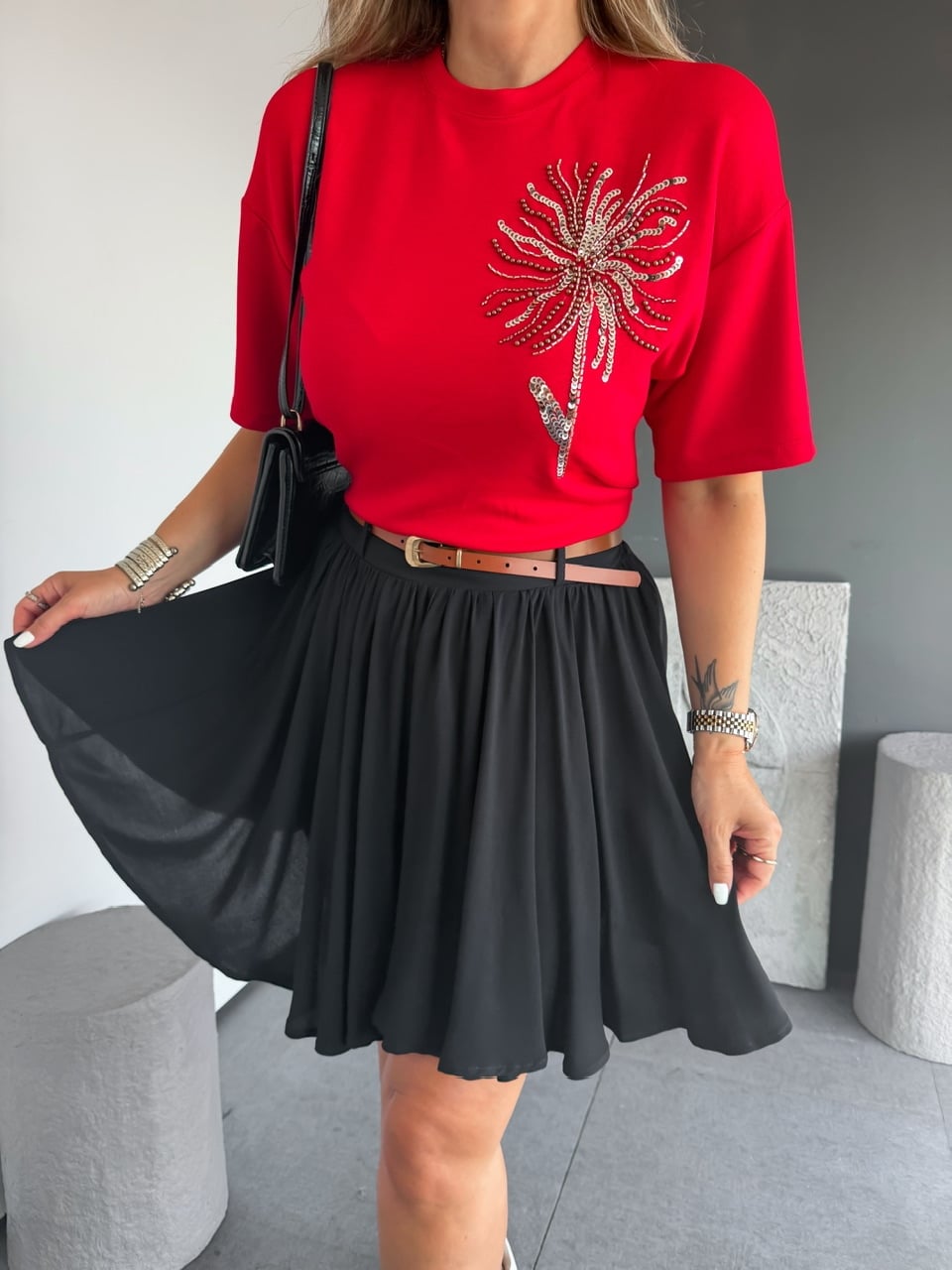 Kırmızı Pul Çiçekli Marka Model Tshirt