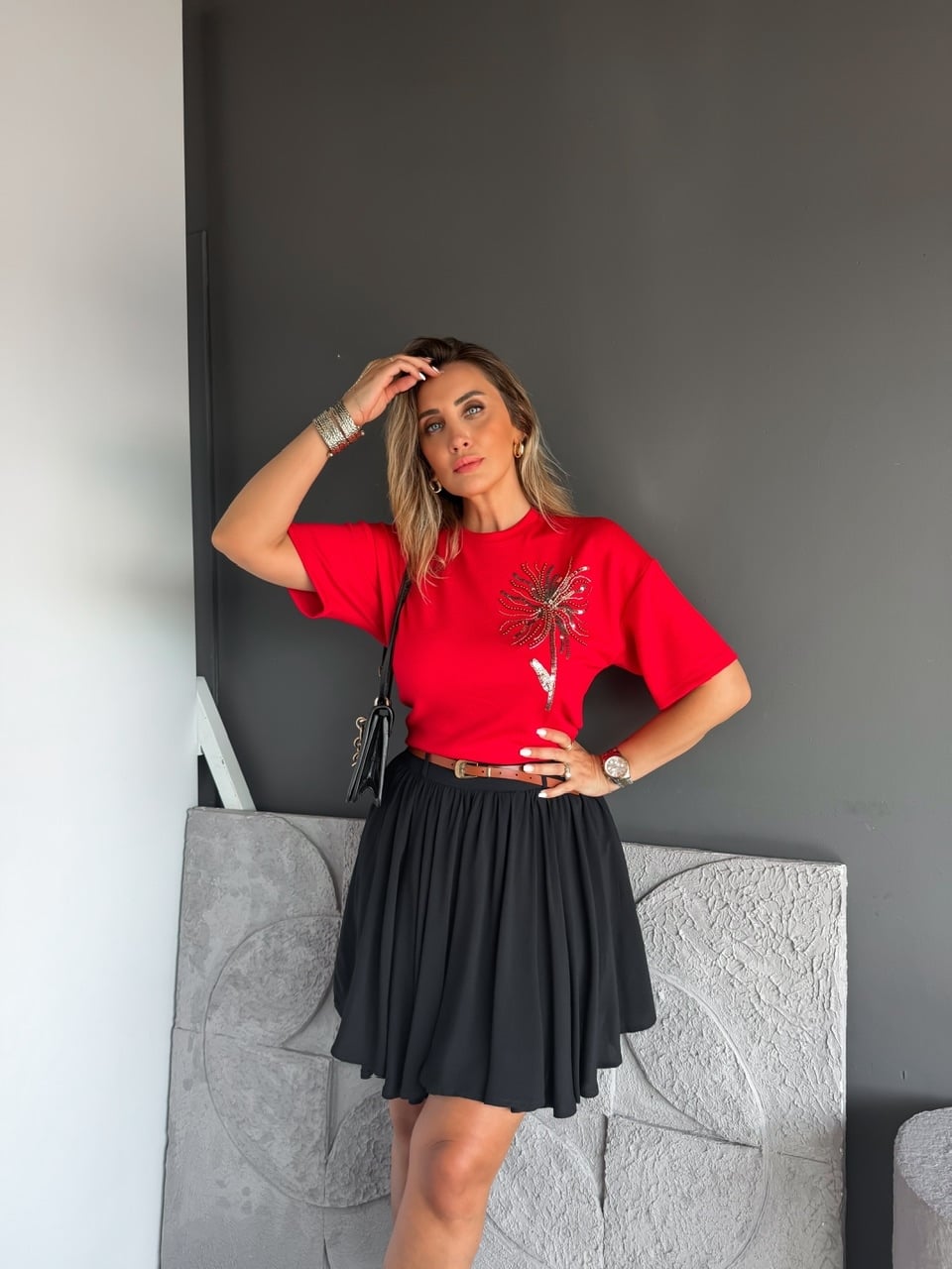 Kırmızı Pul Çiçekli Marka Model Tshirt
