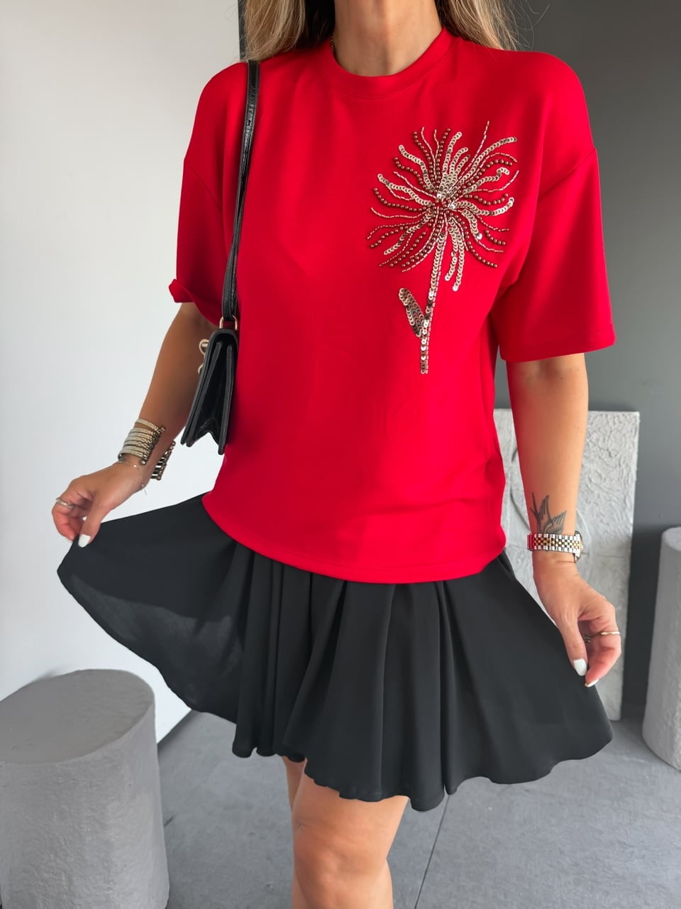 Kırmızı Pul Çiçekli Marka Model Tshirt