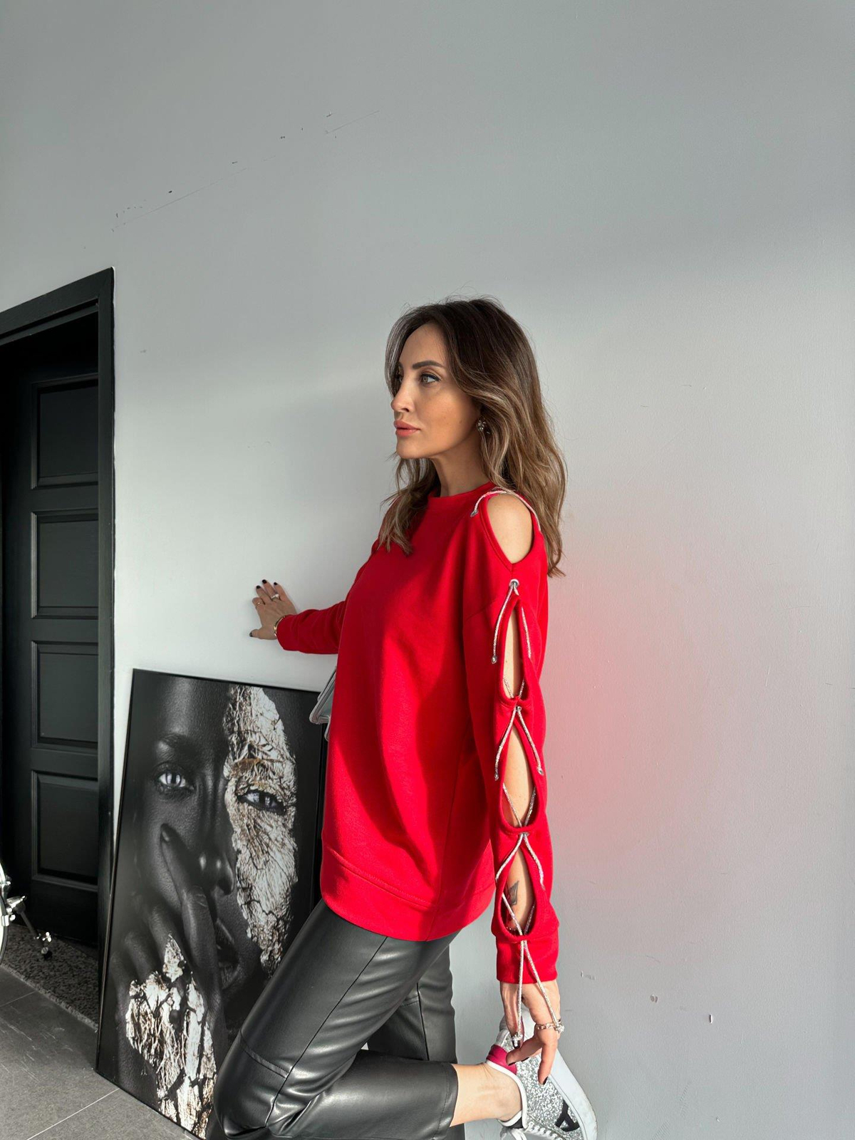 Kırmızı Tek Kolu İşlemeli Sweatshirt