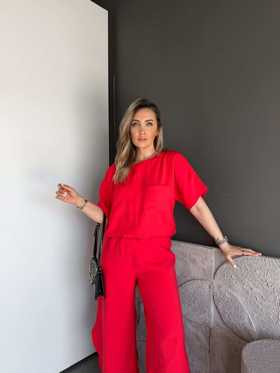 Kırmızı Yırtmaç Detaylı Beli Büzgülü Takım