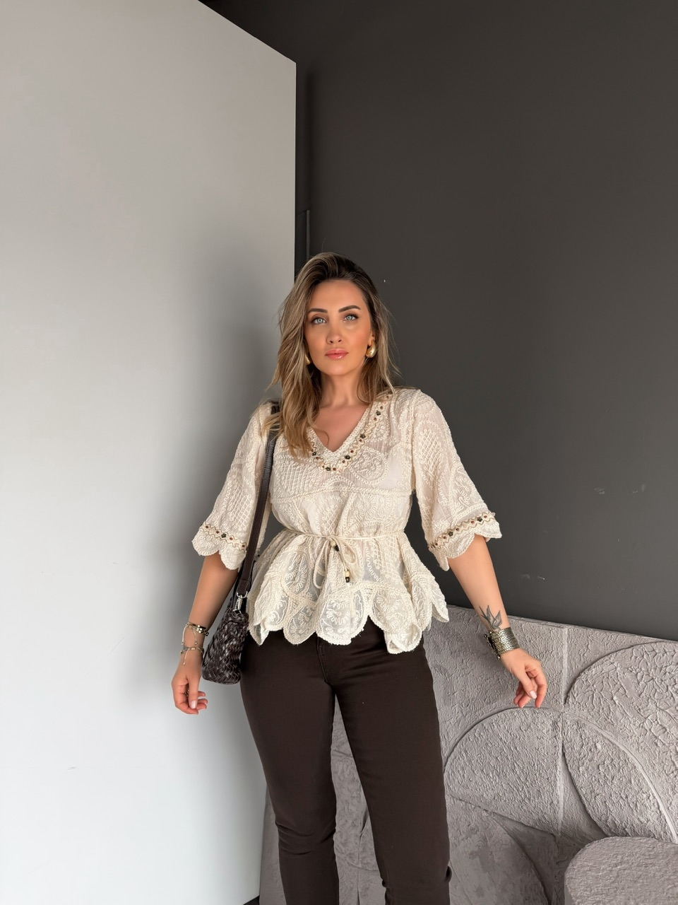 Krem Boncuklu İpli Nakışlı Bluz