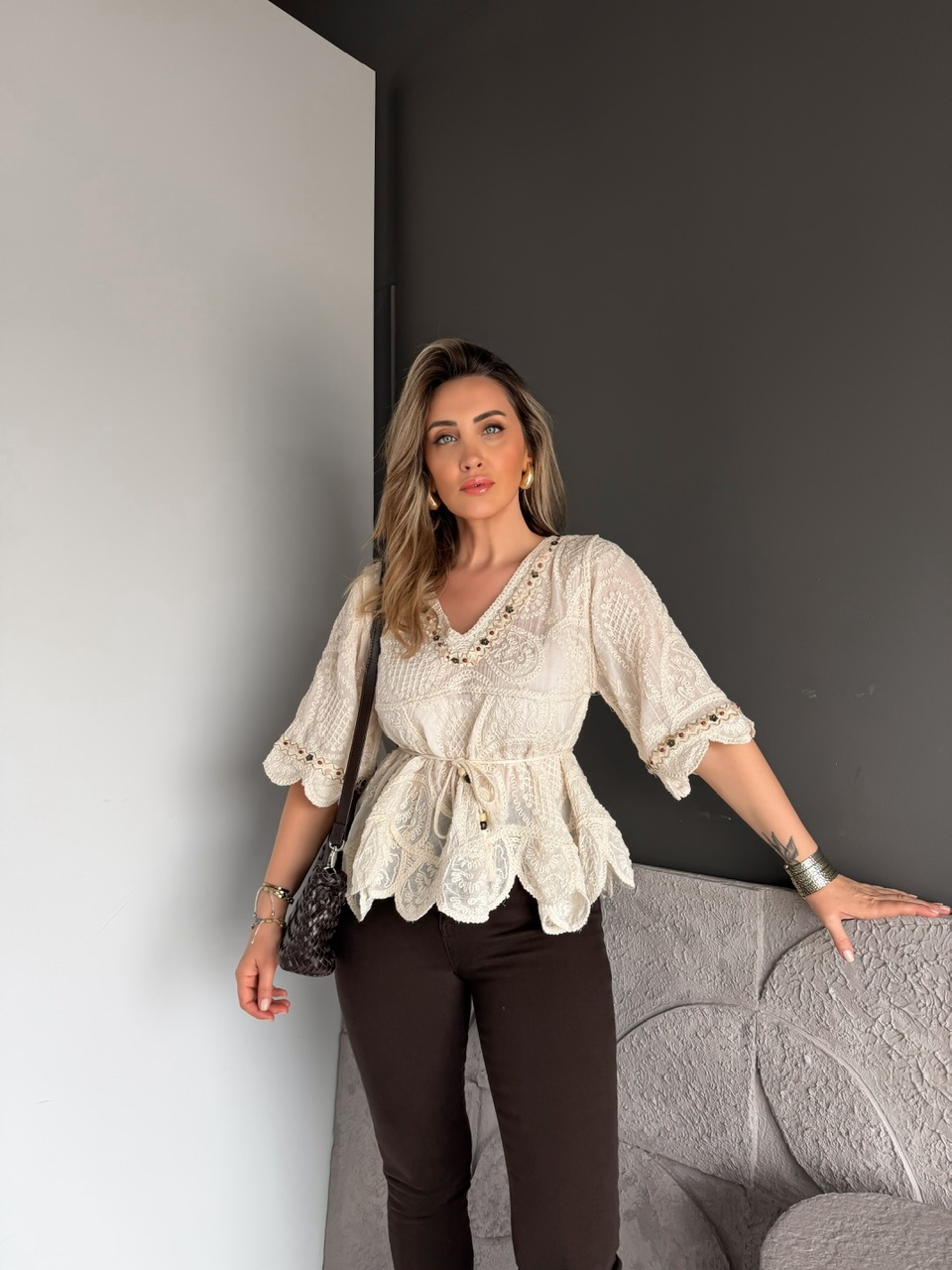 Krem Boncuklu İpli Nakışlı Bluz