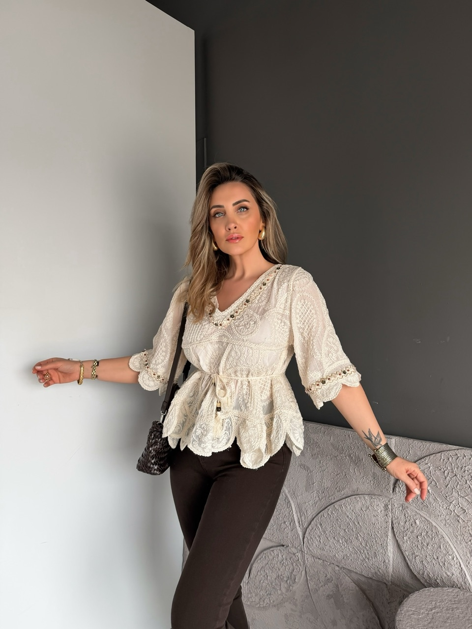Krem Boncuklu İpli Nakışlı Bluz