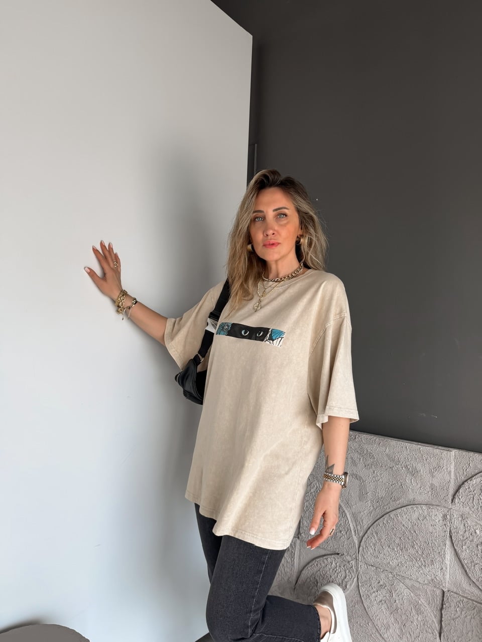 Krem Kedi Figürlü Yıkamalı Tshirt