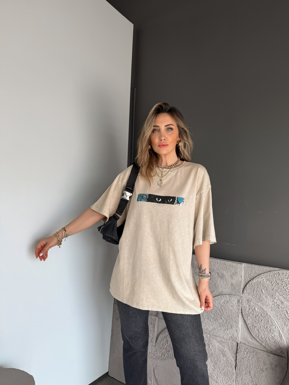 Krem Kedi Figürlü Yıkamalı Tshirt