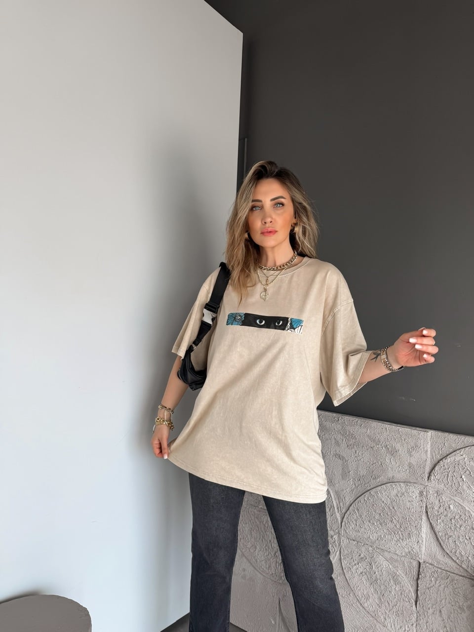 Krem Kedi Figürlü Yıkamalı Tshirt