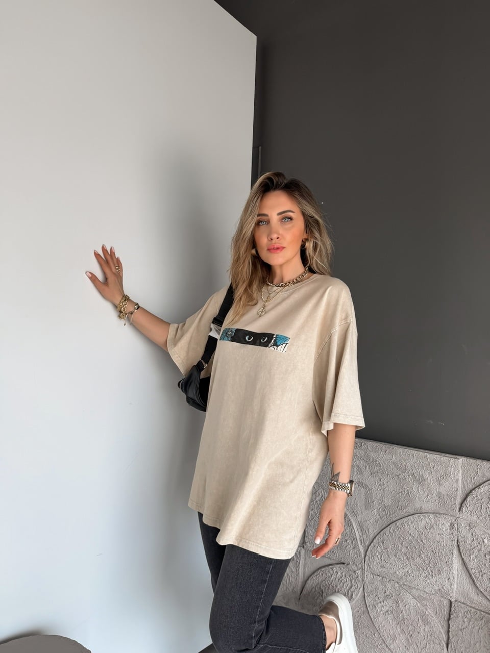 Krem Kedi Figürlü Yıkamalı Tshirt