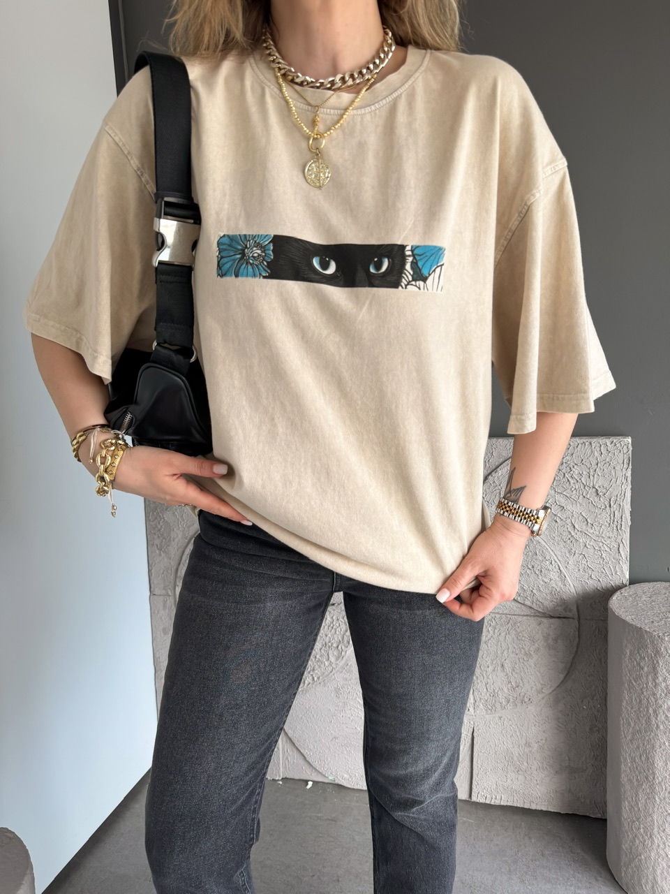 Krem Kedi Figürlü Yıkamalı Tshirt
