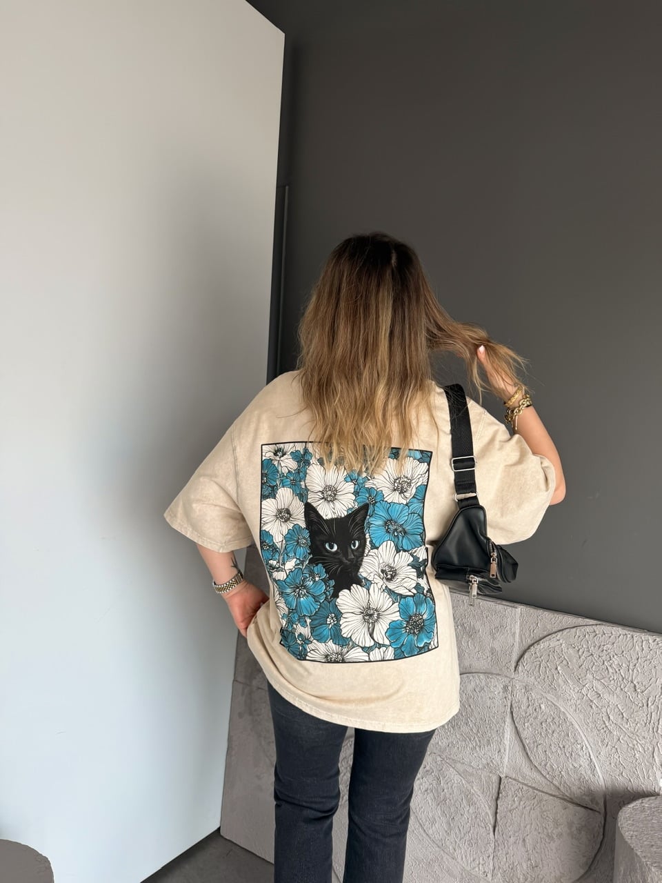 Krem Kedi Figürlü Yıkamalı Tshirt