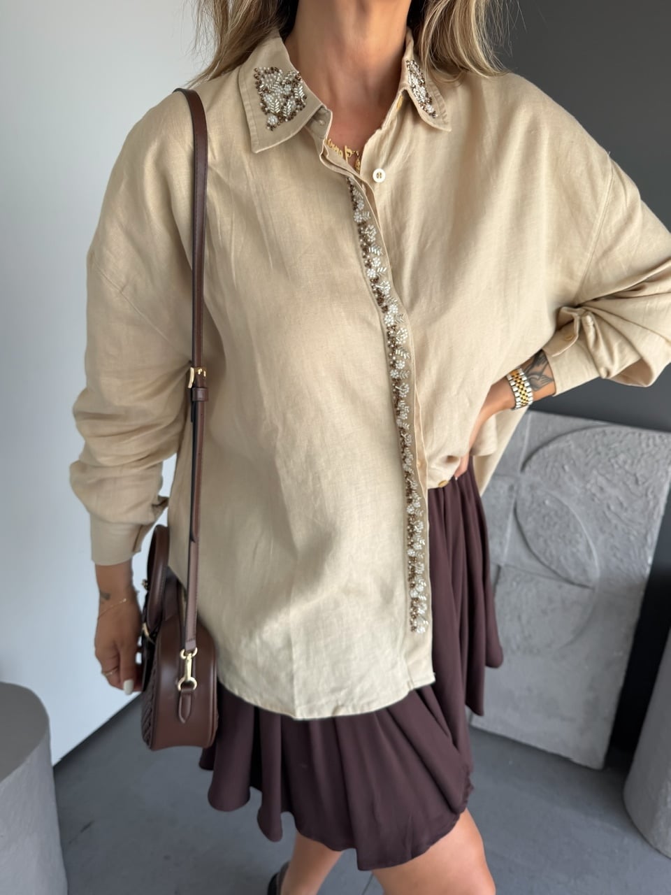 Krem Kenarları Boncuk Tasarımlı Keten Gömlek
