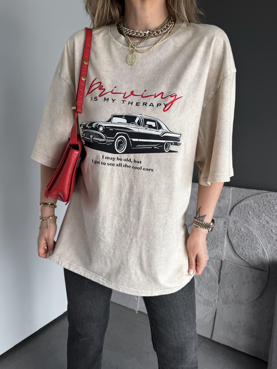 Krem Kırmızı Yazılı Arabalı Tshirt