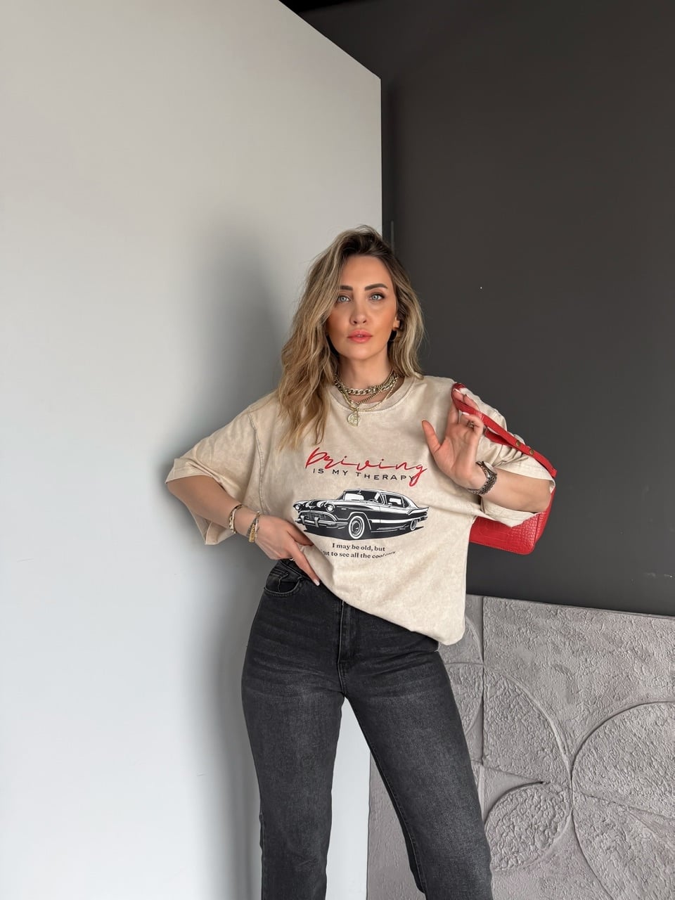 Krem Kırmızı Yazılı Arabalı Tshirt