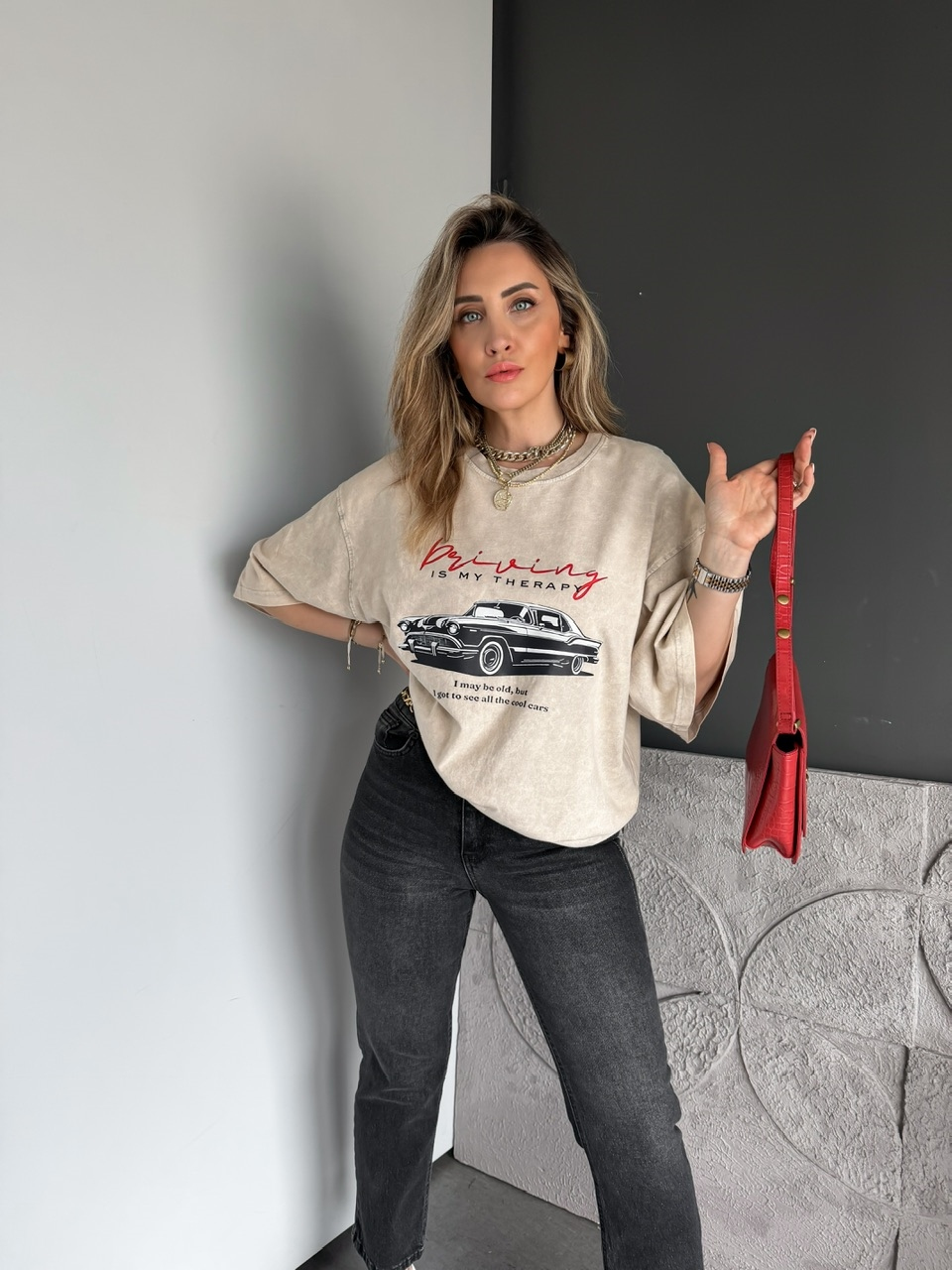 Krem Kırmızı Yazılı Arabalı Tshirt