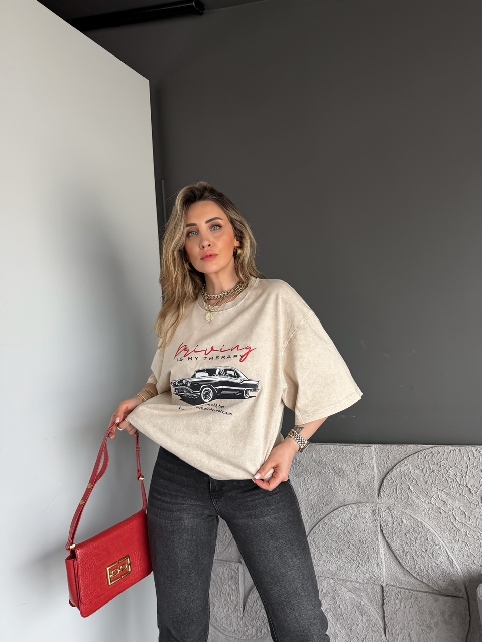 Krem Kırmızı Yazılı Arabalı Tshirt