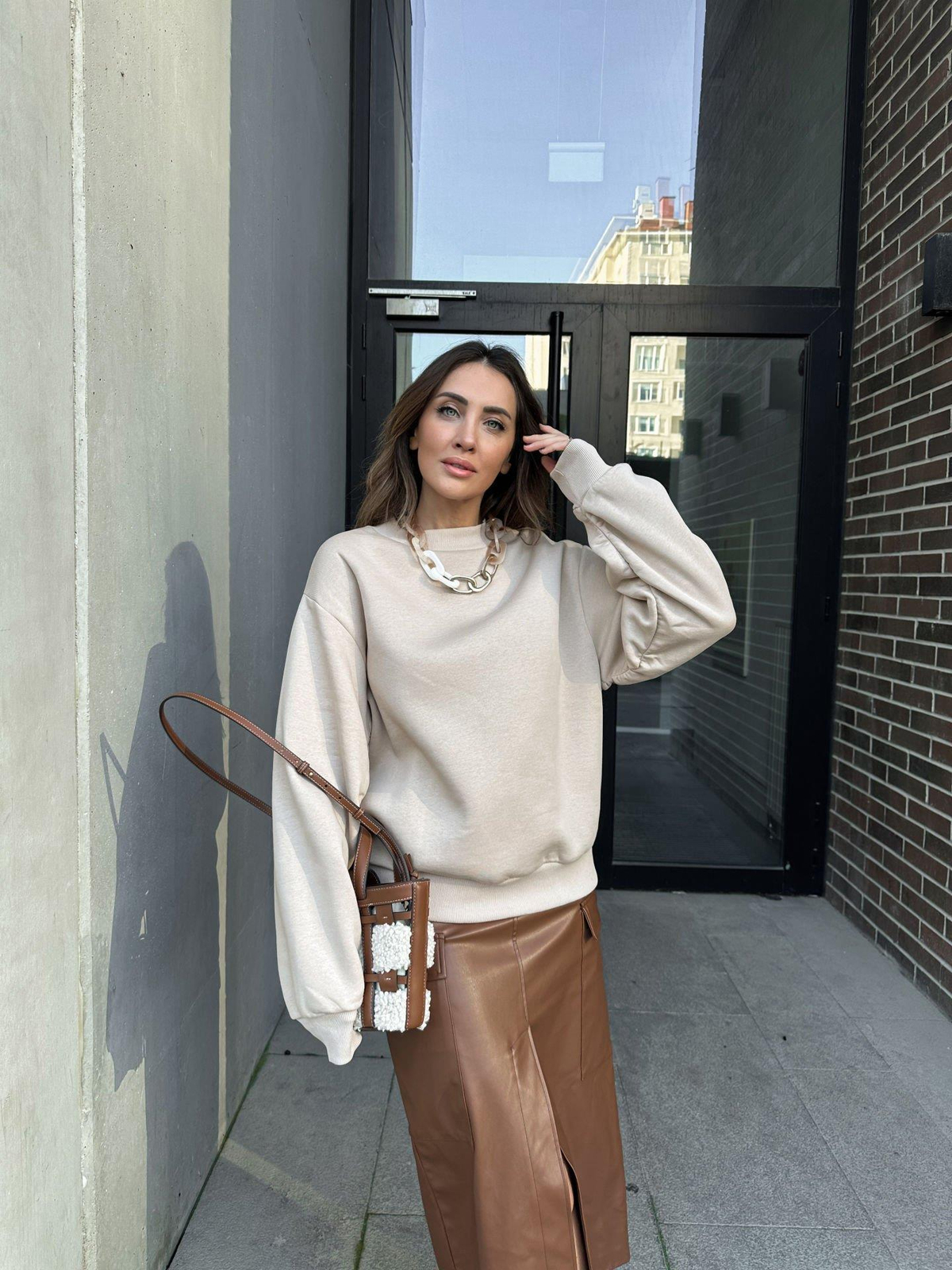 Krem Kolları Büzgü Detaylı Sweatshirt