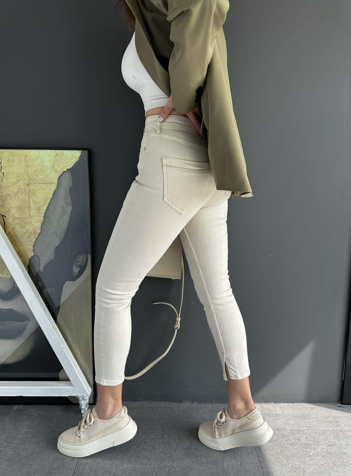 Krem Likralı Yırtmaçlı Jean
