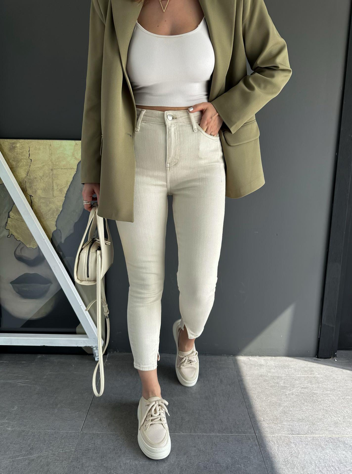Krem Likralı Yırtmaçlı Jean