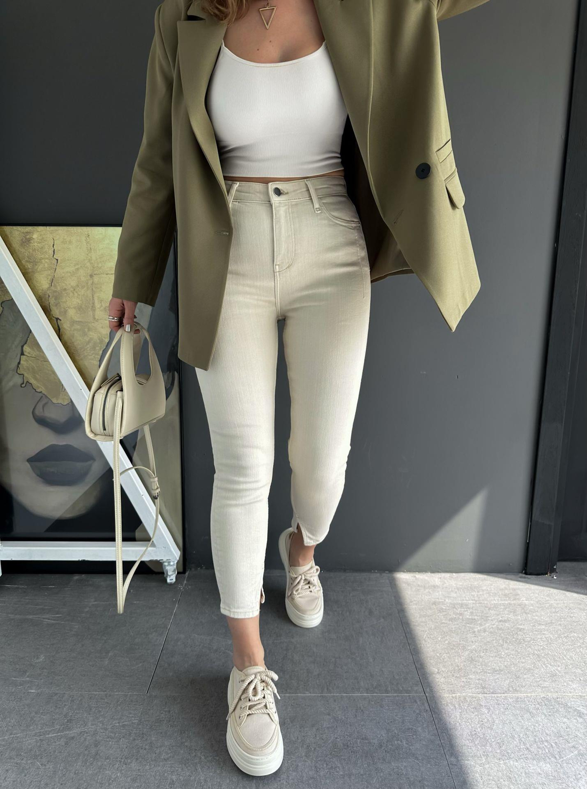Krem Likralı Yırtmaçlı Jean