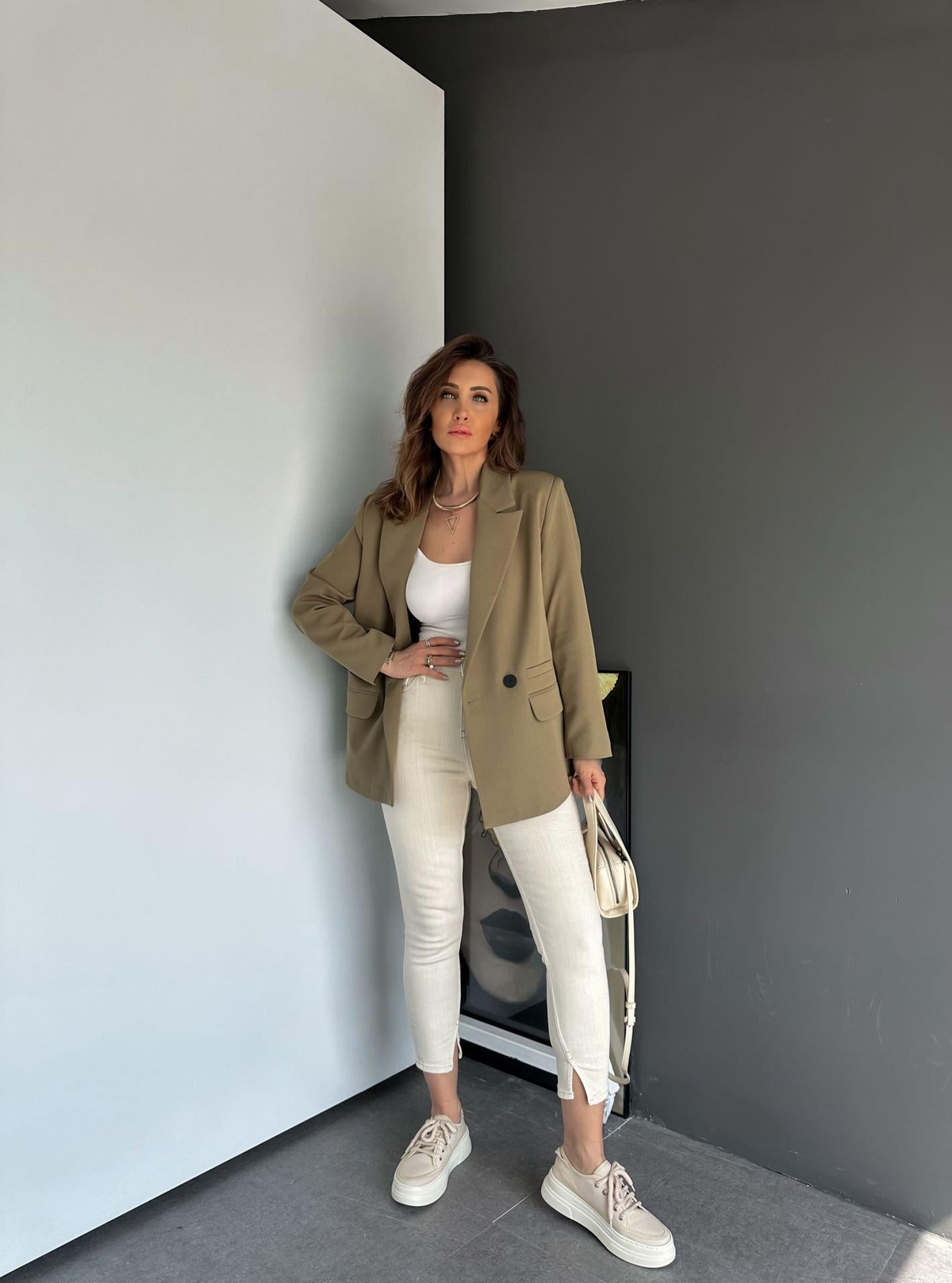 Krem Likralı Yırtmaçlı Jean