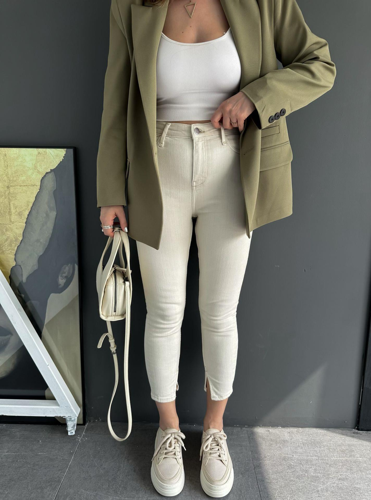 Krem Likralı Yırtmaçlı Jean