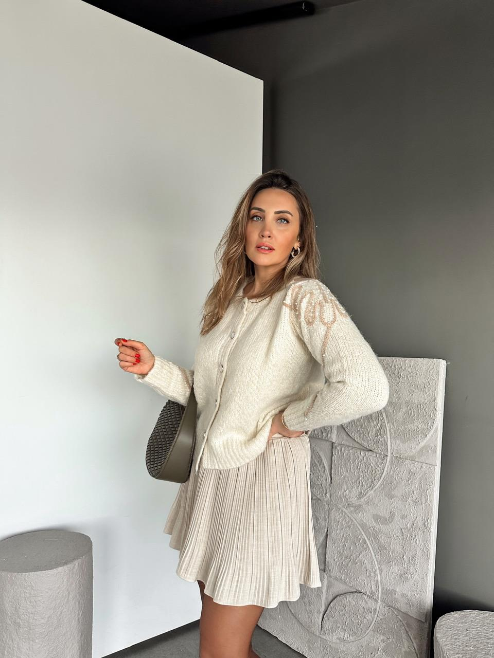 Krem Omuzları İncili Nakışlı Hırka