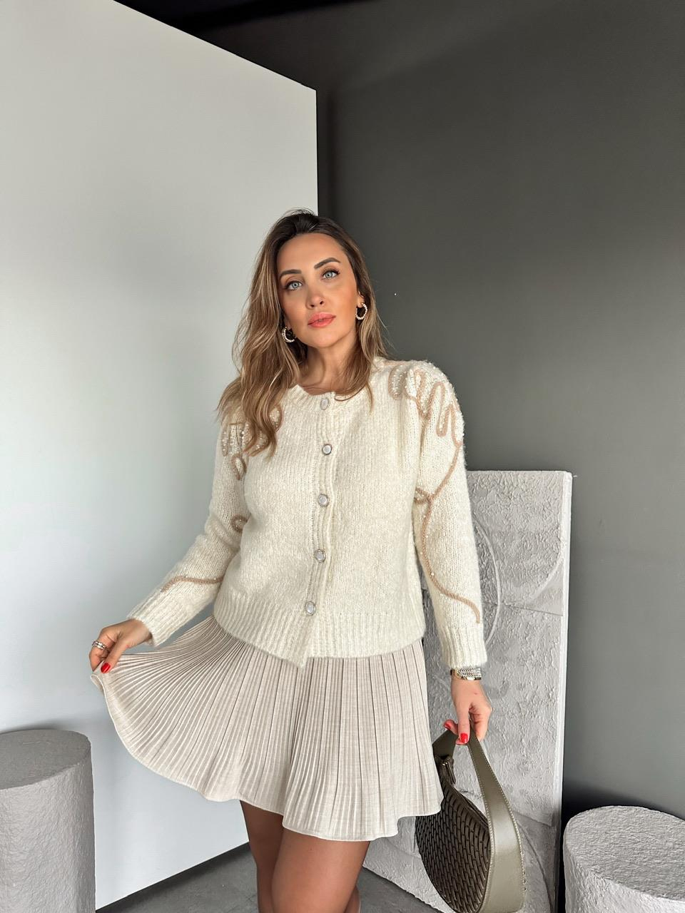 Krem Omuzları İncili Nakışlı Hırka