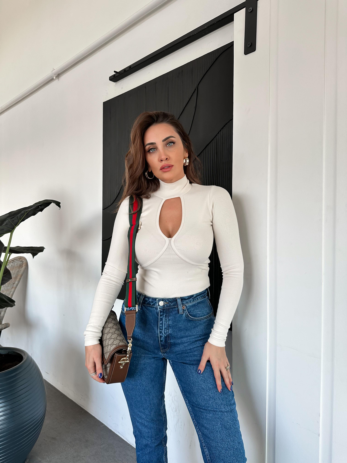 Krem Pencere Detaylı Bluz