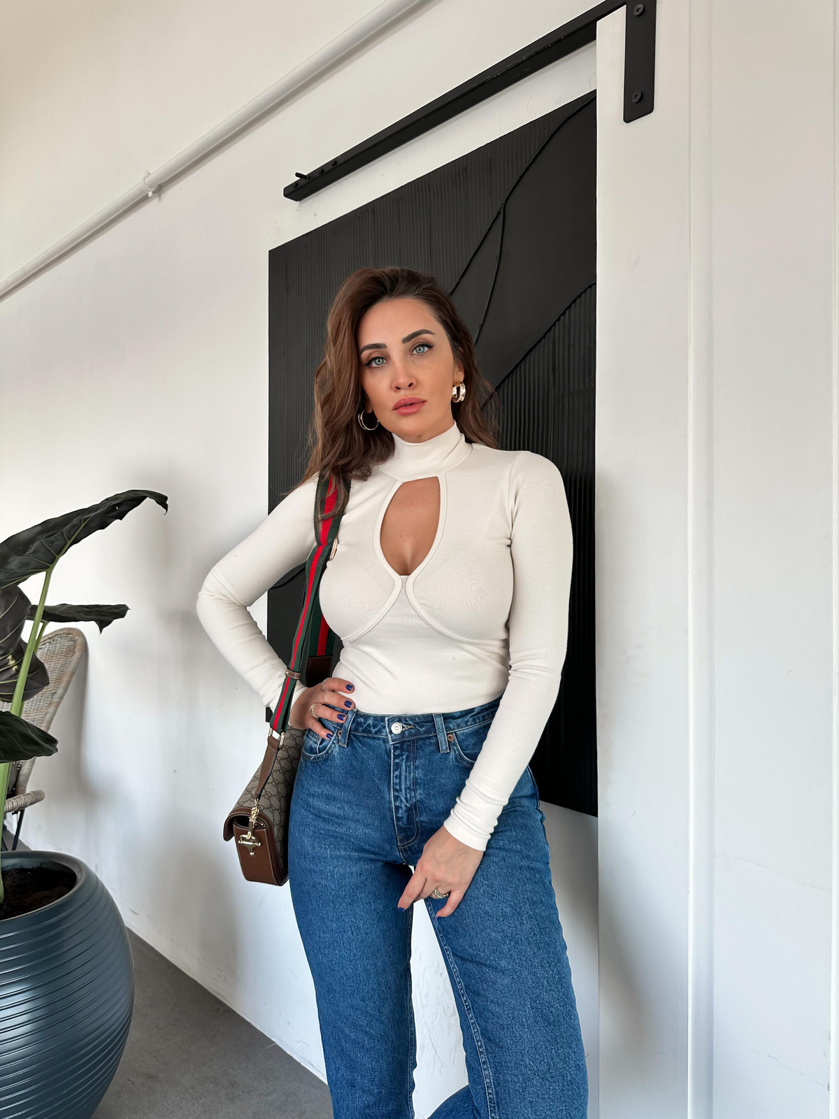 Krem Pencere Detaylı Bluz