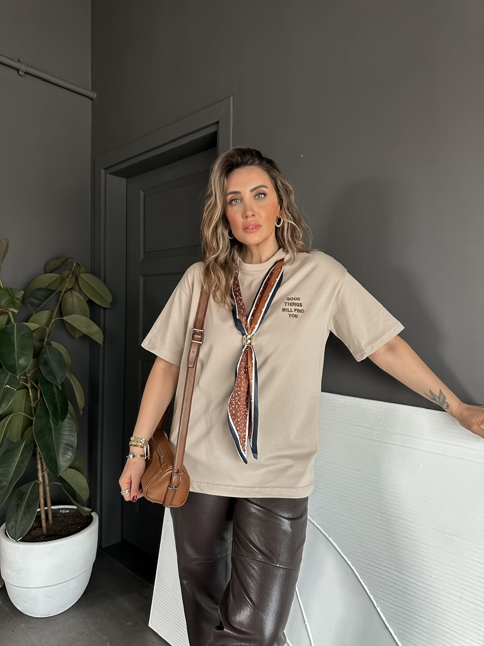 Krem Şal Akseuarlı Tshirt