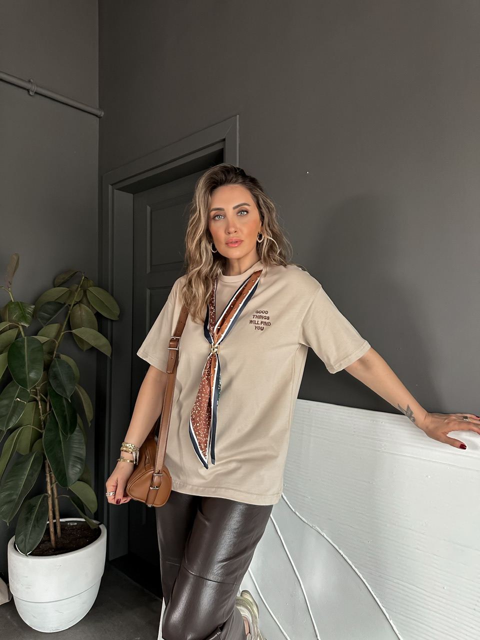 Krem Şal Akseuarlı Tshirt