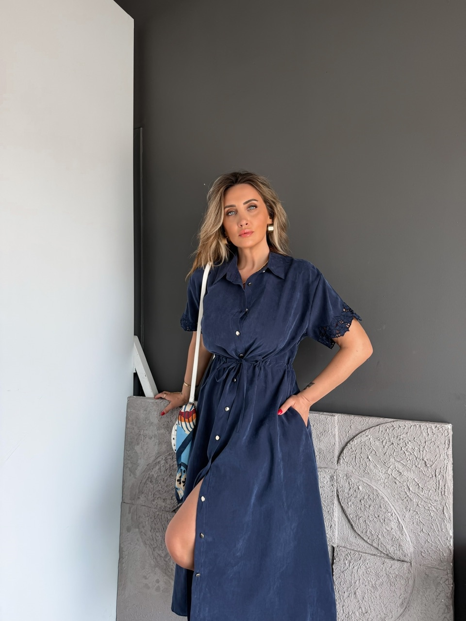 Lacivert Taşlanmış Kolları Nakışlı Elbise