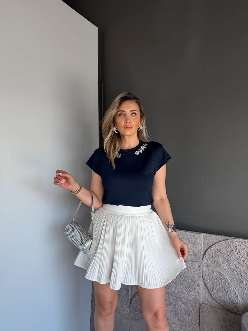 Lacivert Yakası Taşlı Omuz Detaylı Tshirt