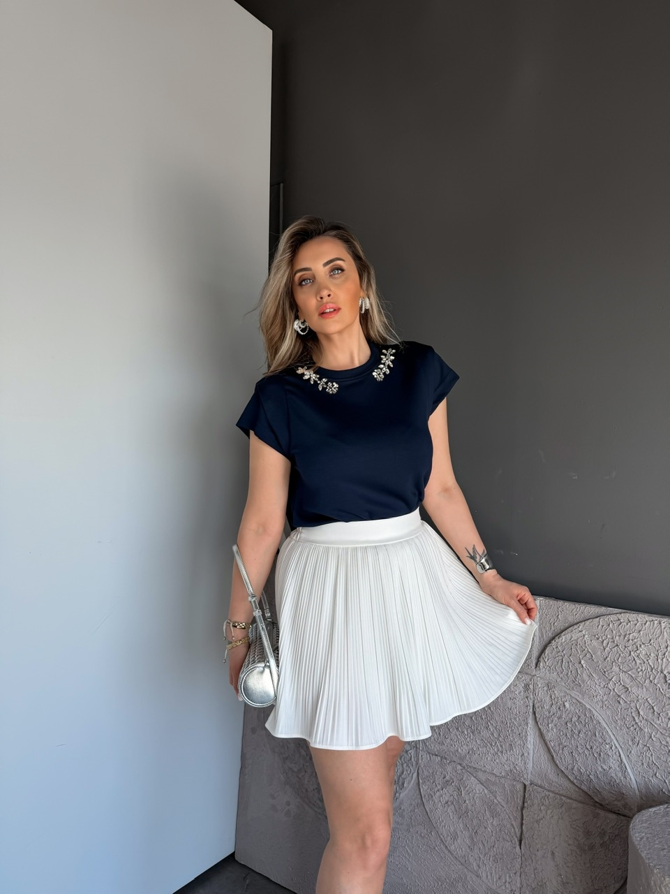 Lacivert Yakası Taşlı Omuz Detaylı Tshirt