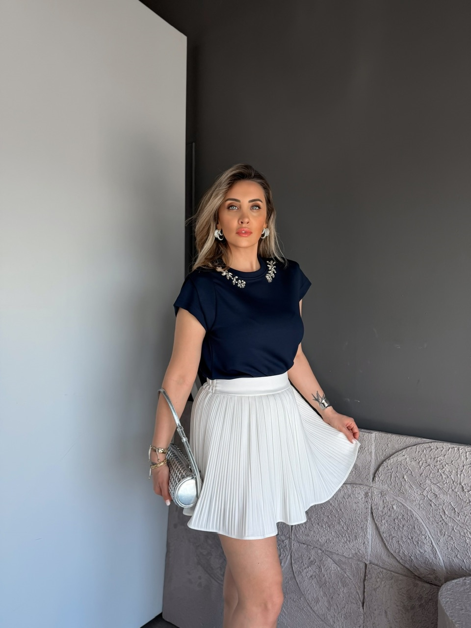 Lacivert Yakası Taşlı Omuz Detaylı Tshirt