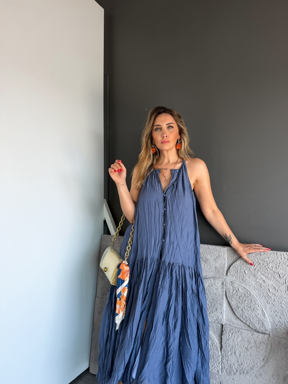 Mavi Buruşuk Kumaş Halter Yaka Elbise