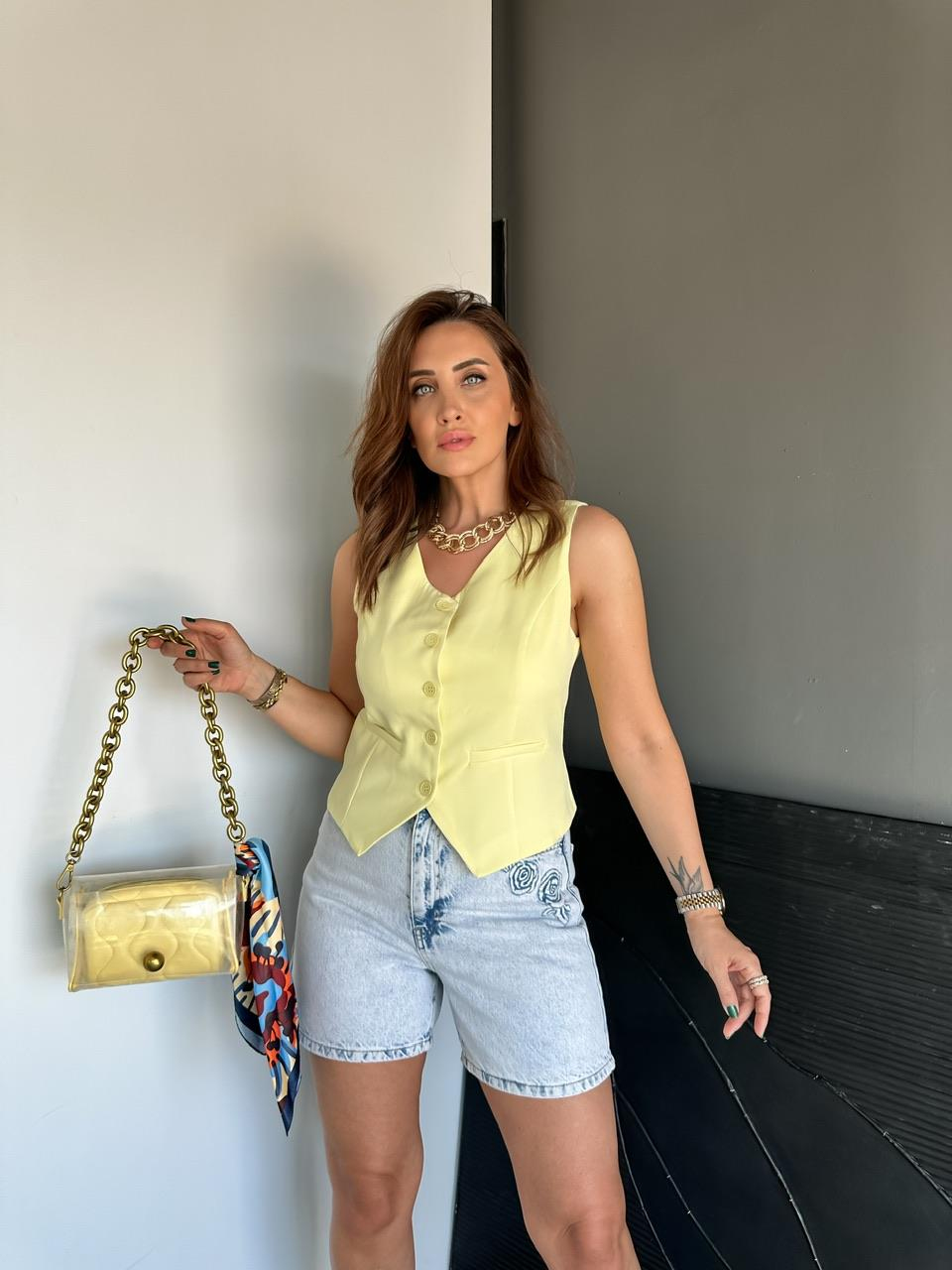 Mavi Çiçek İşlemeli Kot Şort
