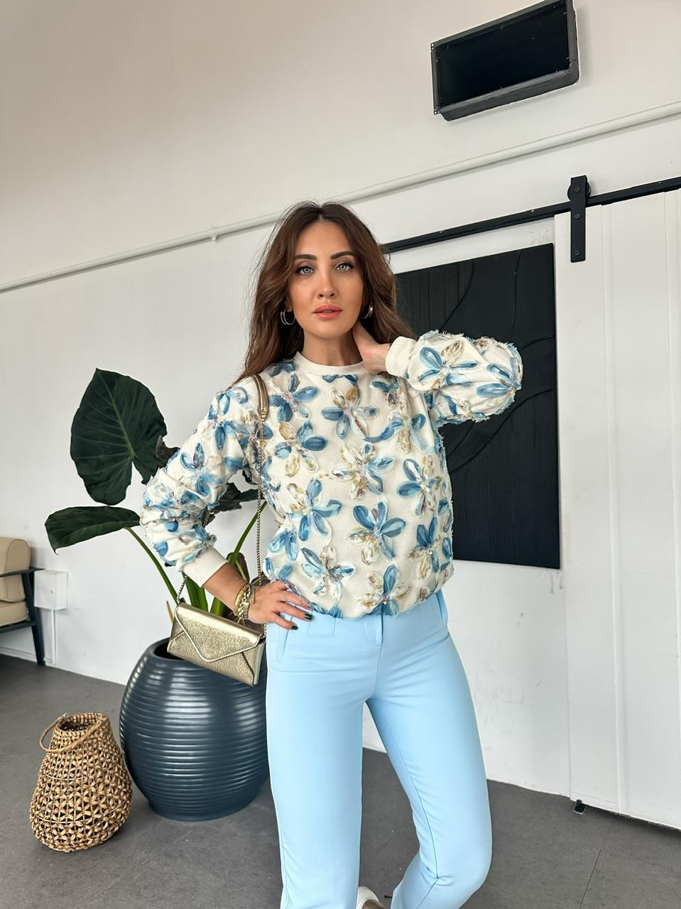 Mavi Çiçek Ve Pul İşlemeli Sweatshirt