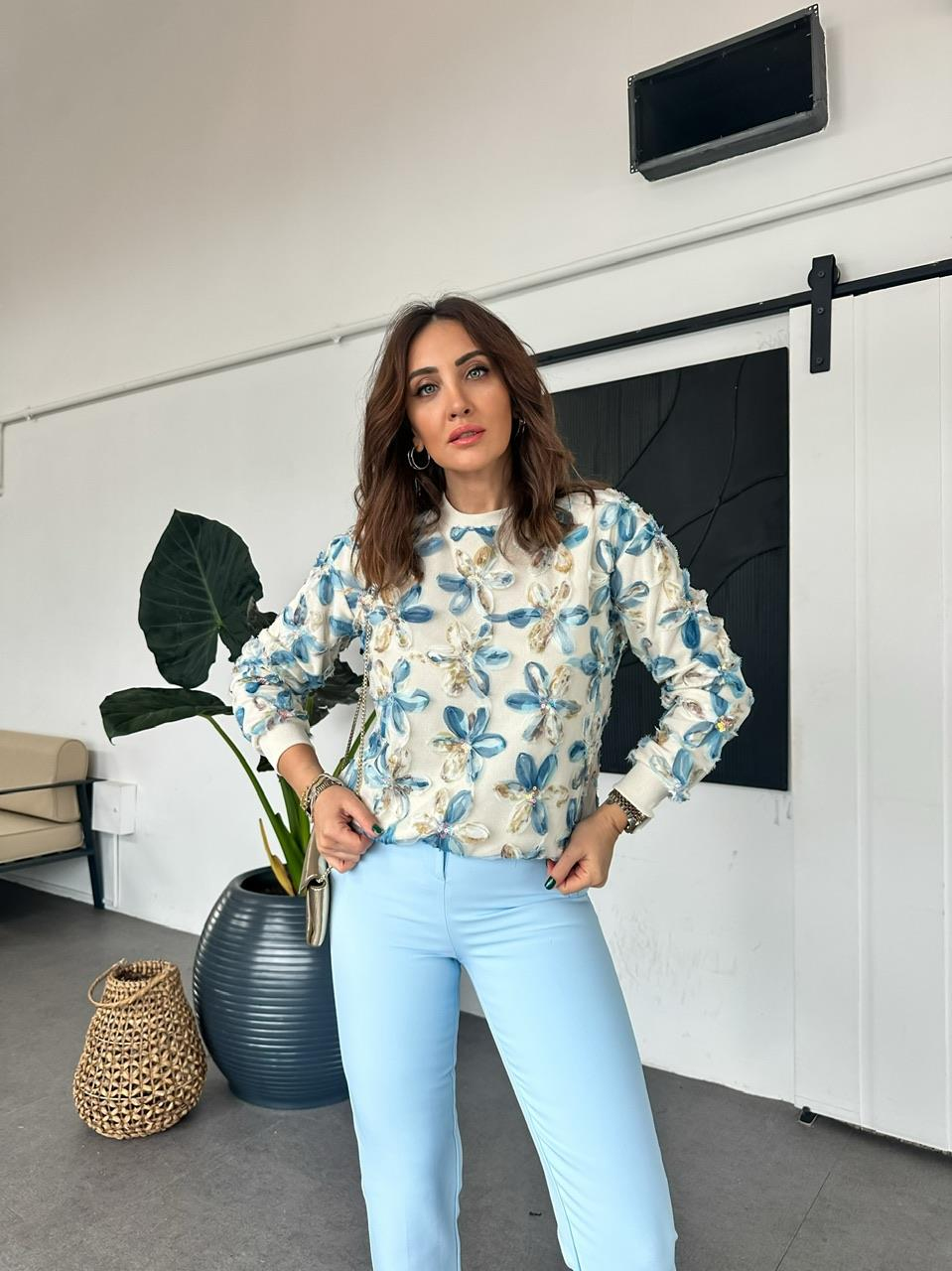 Mavi Çiçek Ve Pul İşlemeli Sweatshirt