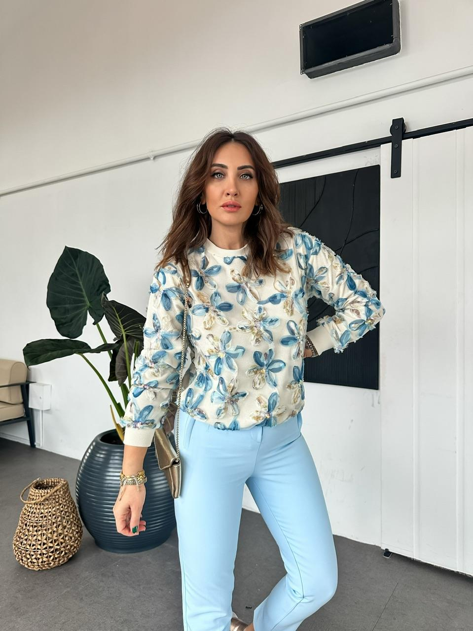 Mavi Çiçek Ve Pul İşlemeli Sweatshirt