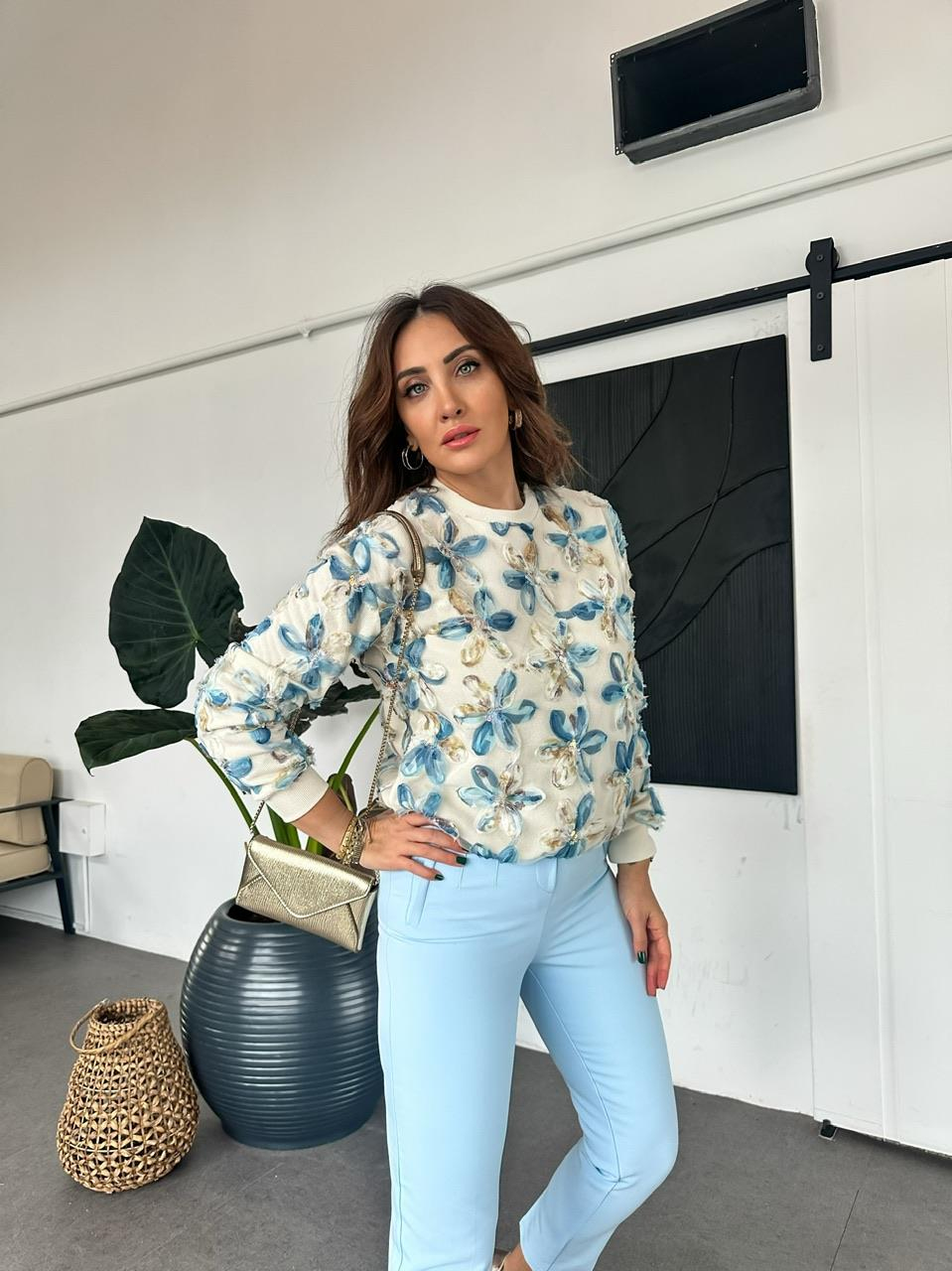 Mavi Çiçek Ve Pul İşlemeli Sweatshirt