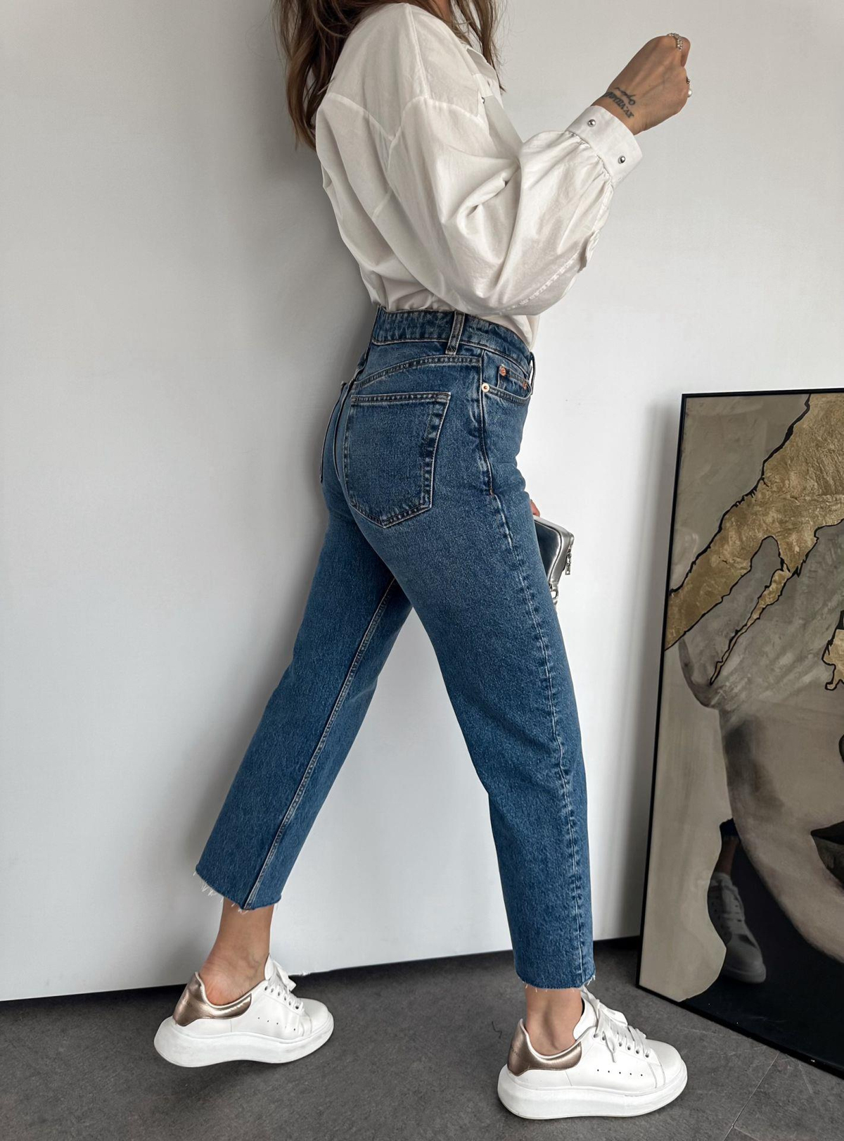 Mavi Taşlanmış Kesik Paça Mom Jean