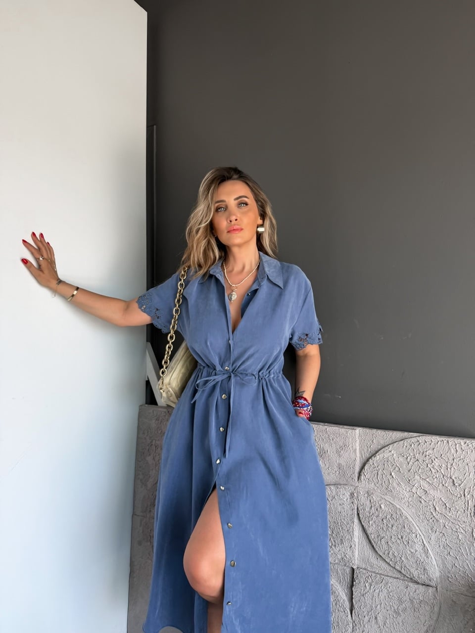 Mavi Taşlanmış Kolları Nakışlı Elbise