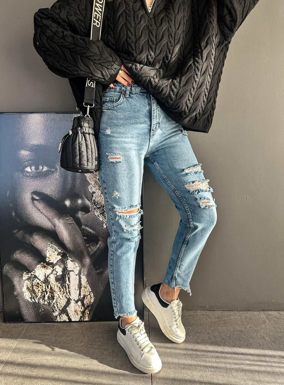 Mavi Yırtık Detaylı Mom Jean